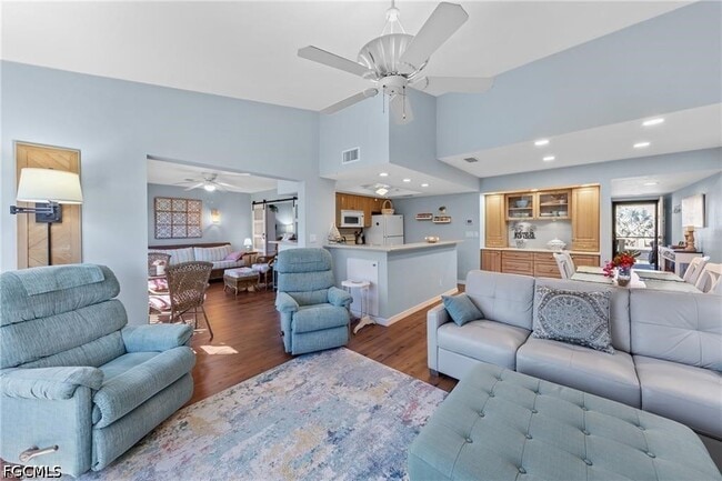 Building Photo - 5890 Trailwinds Dr Unit 522