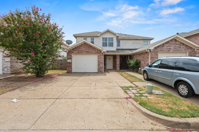 Photo - 2322 Kingsway Dr