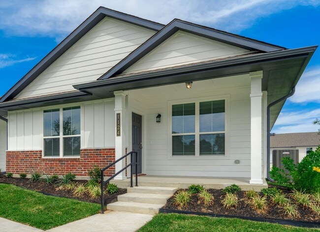 Building Photo - Live, love, and grow in this charming town... Rental