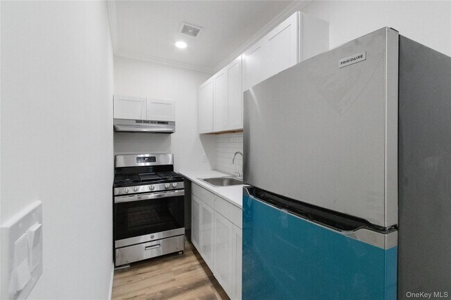 Photo - 21-29 Audrey Ave Unit D