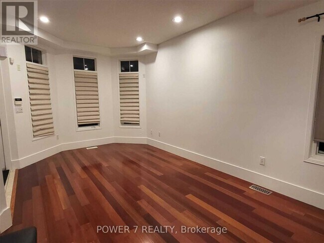Photo - 254 Bur Oak Ave
