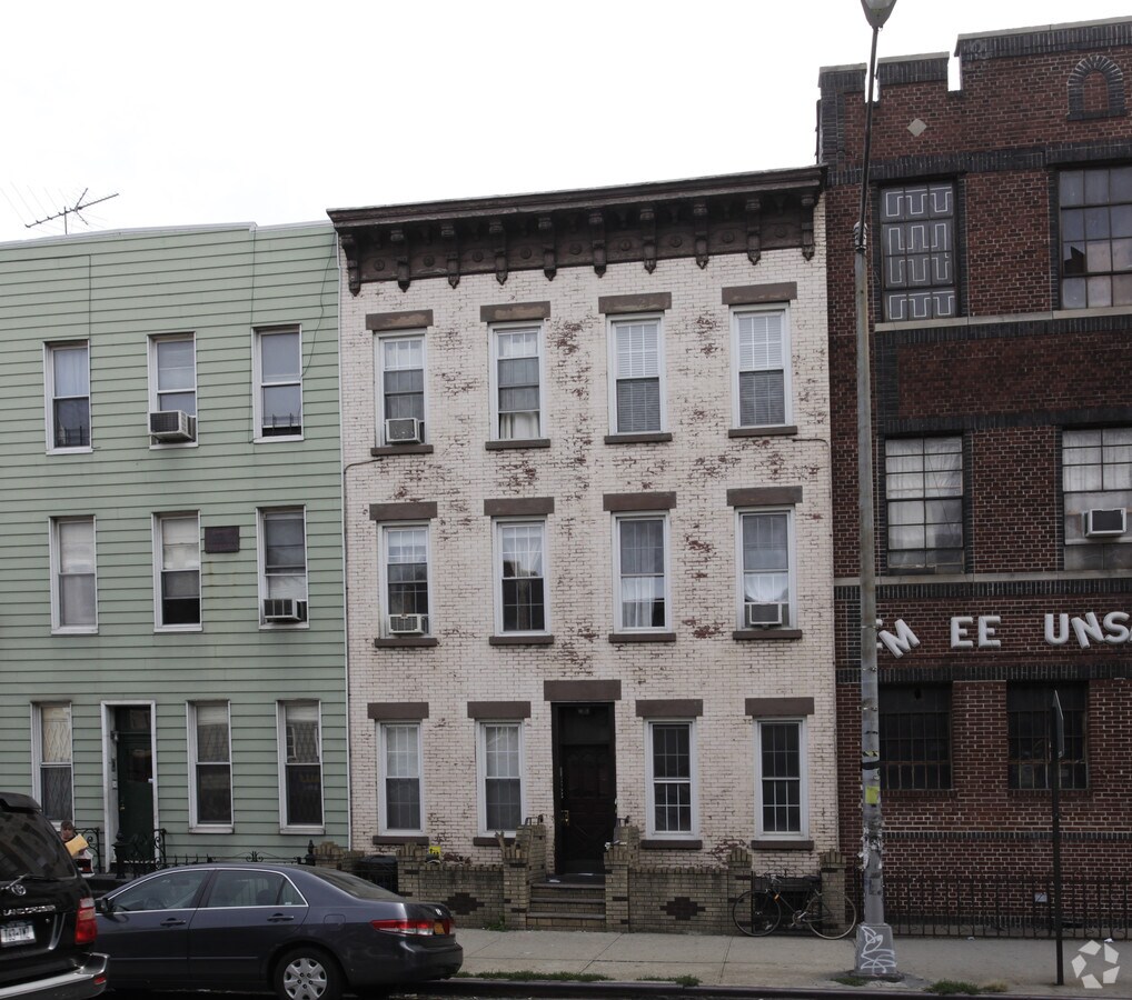 Photo - 724 Metropolitan Ave Apartments