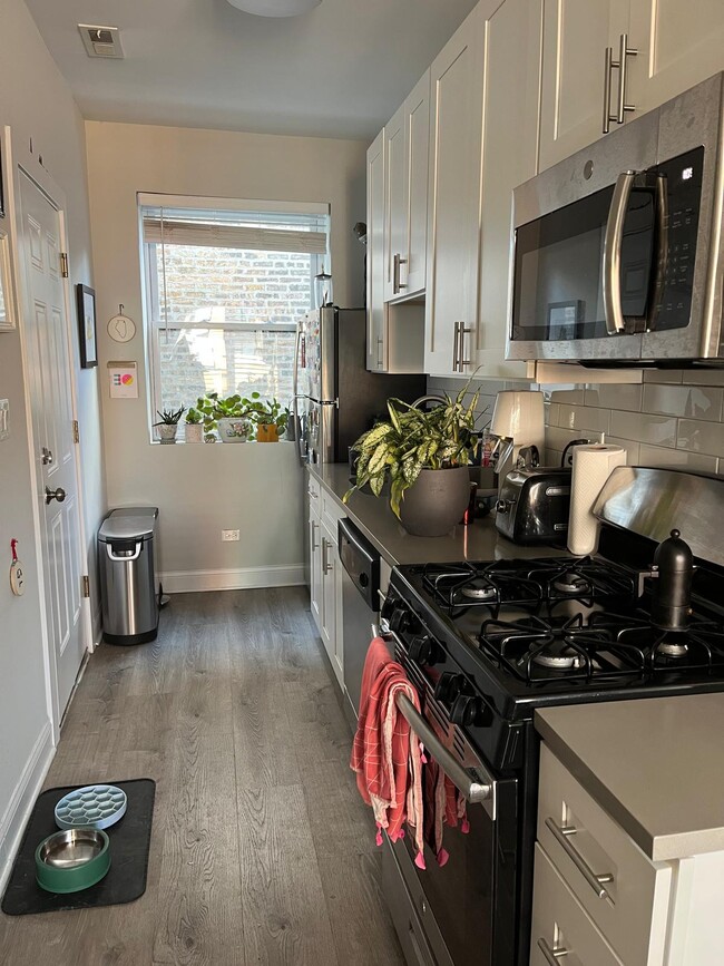 Building Photo - 3116 N Milwaukee Ave Unit 3W