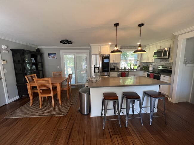 Photo - 98 SW Hartley Ave