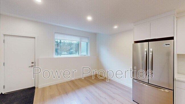 Photo - 2004 33 St SW