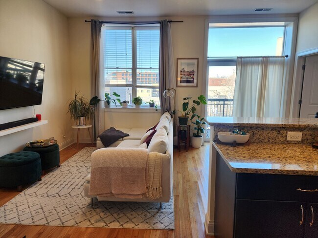 Photo - 918 W Belmont Ave Unit 205