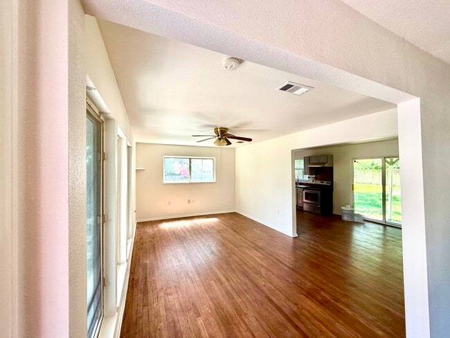 Photo - 515 Bangor Dr