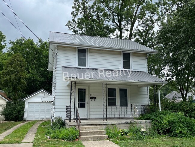 Building Photo - Charming 3 Bedroom Home