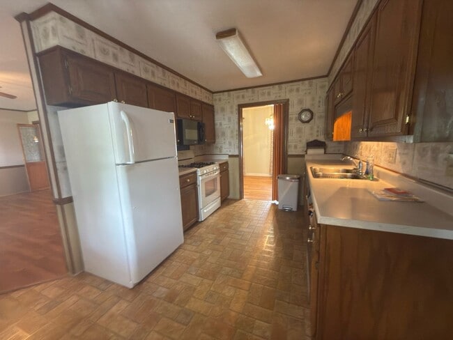Photo - Spacious three bedroom, two bathroom with ...