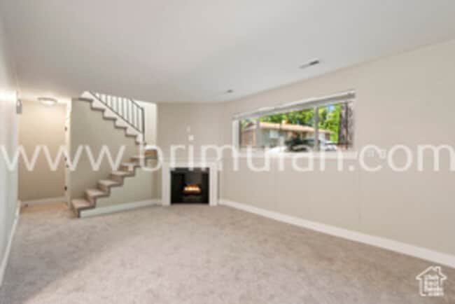 2572 E Canterbury Ln