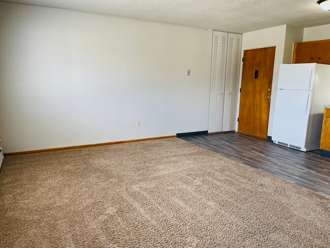 1 bed, 1 bath $695, Avail Aug 17! - Rivers Edge Apartments