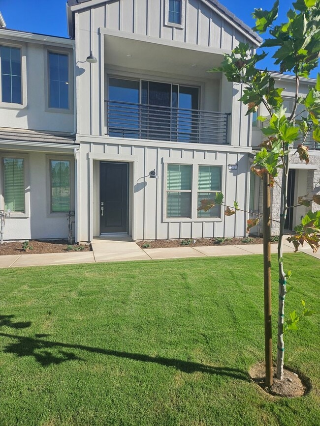 Gorgeous 3/2 Town Home in Clovis with Solar! - Gorgeous 3/2 Town Home in Clovis with Solar!