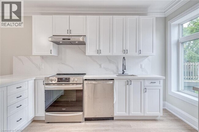 Photo - 86 Wellington St S