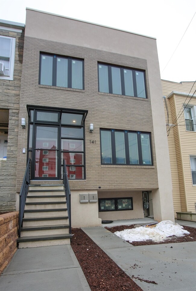 Building Photo - 141 Beach St Unit 1