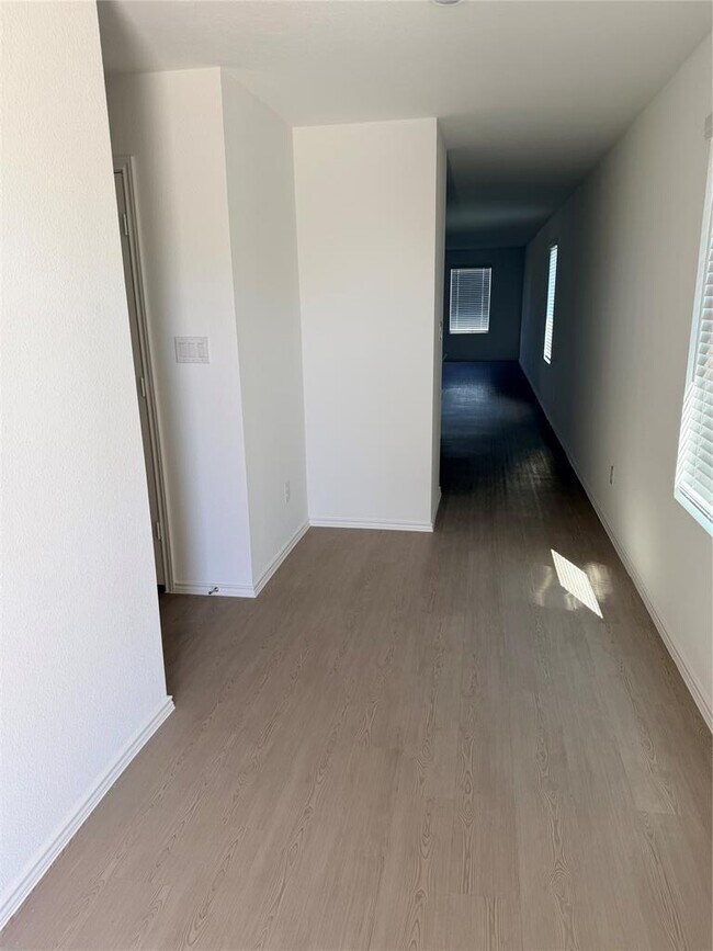 Photo - 208 Skyfire Street