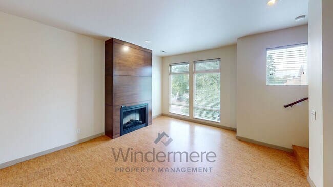 Photo - 261 W Sumach St