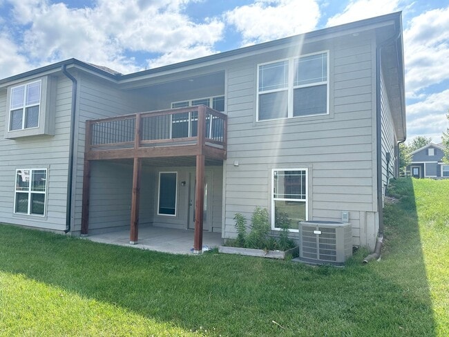 Photo - Spacious 4 Bed Attached Villa in Blue Springs w/ New Flooring Throughout