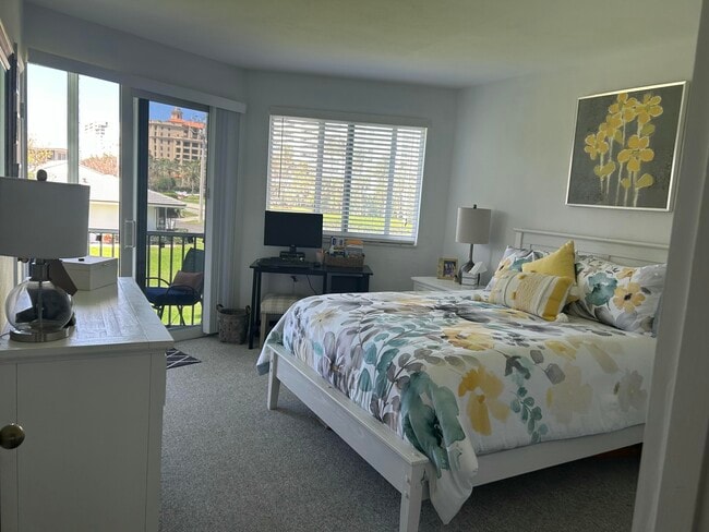 Building Photo - 2760 Banyan Rd Unit 25a