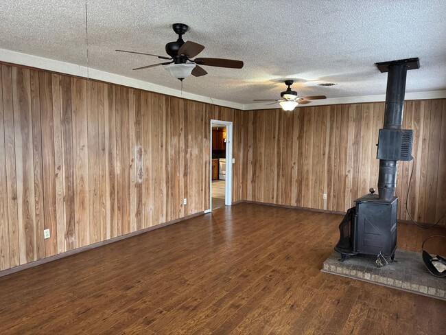 Photo - 5 Bed 2 Bath Home w/ 6.14 Acres In Iowa Park ISD.