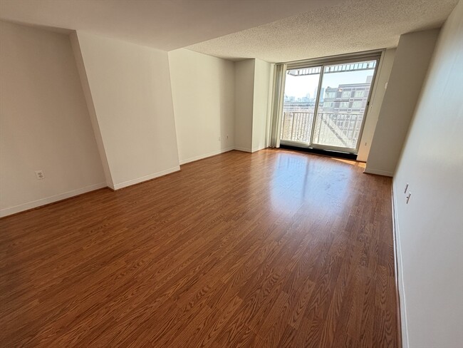 Building Photo - 10 Museum Way Unit 523