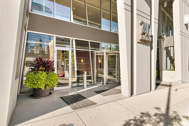 Building Photo - 740 W Fulton St Unit 513 Rental