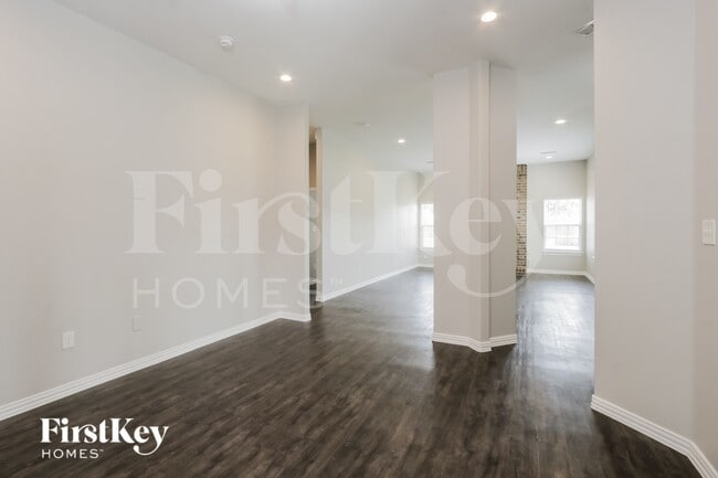 1633 Mockingbird Ln