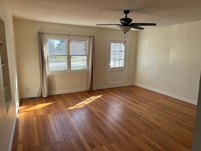 Photo - 695 Iowa Ave