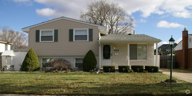 Building Photo - 9823 Cass Ave Rental