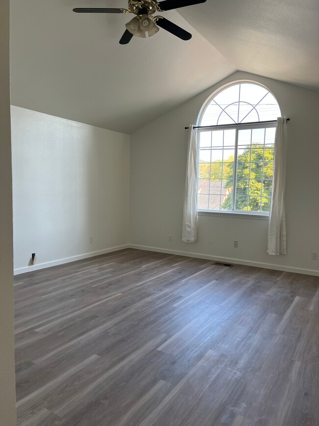 Large Master Bedroom. Vaulted Cieling fan. Walk-In closet. - 2143 SE Douglas Ave Unit Main Dwelling of 4 s