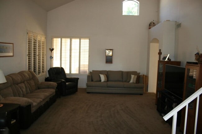 2010 W Tracy Ln