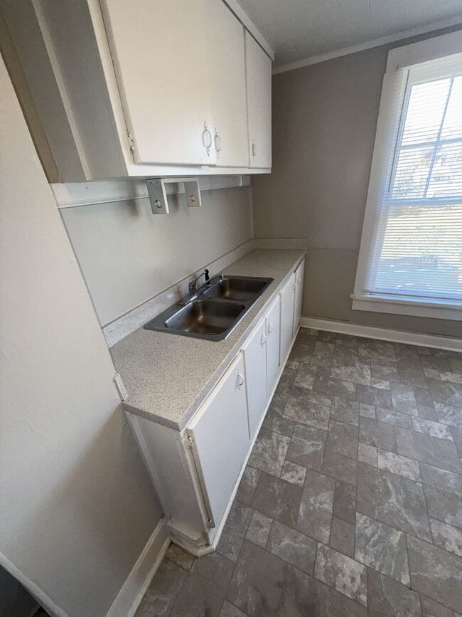 Photo - 1424 W. Fourth St. - 3 Unit Unit 1424 W. Fourth St. B