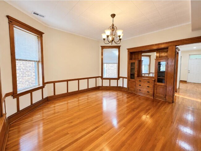 3855 W Wrightwood Ave
