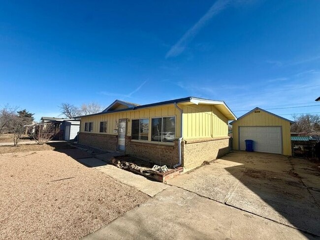 Building Photo - Large 3 Bedroom, 1 Bath Ranch Style Home in South Loveland, CO