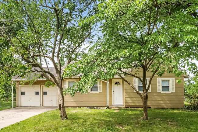 Building Photo - 2125 NE Gaddy Rd
