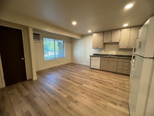 318 W 7th St