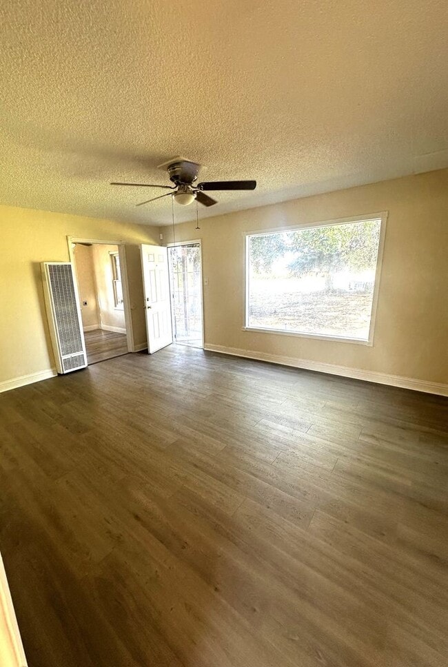 Photo - Charming 2/1 with bonus room on HWY 32- Av...