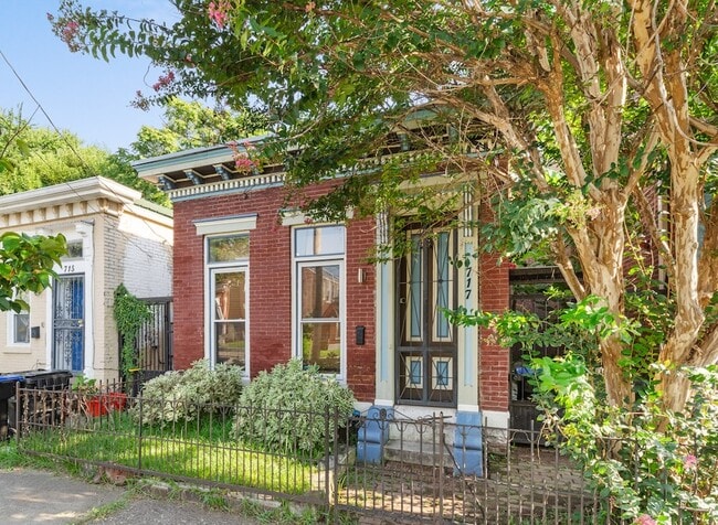 Photo - 717 Lampton St