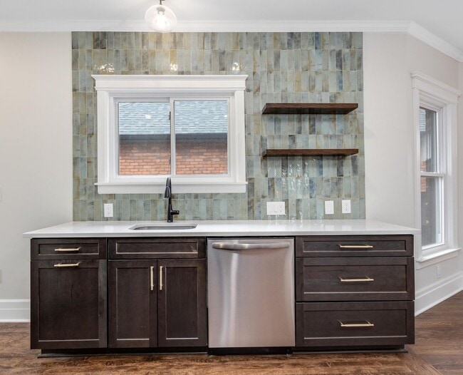 Photo - 719 Gladstone Ave