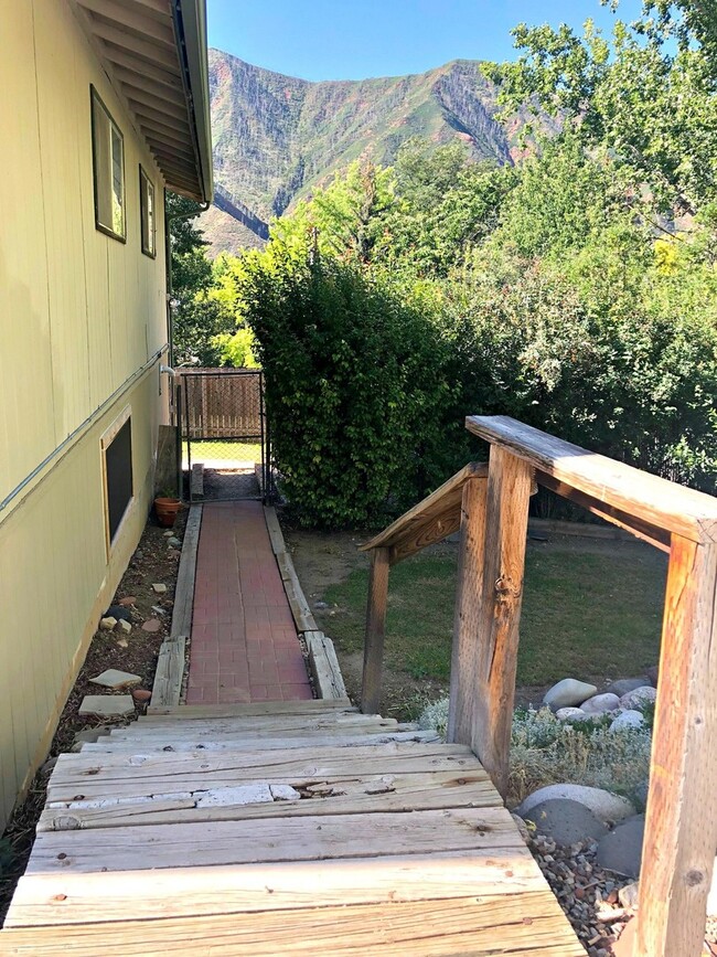 Building Photo - 1BD/1BA APARTMENT WITH PRIVATE BACK YARD!!