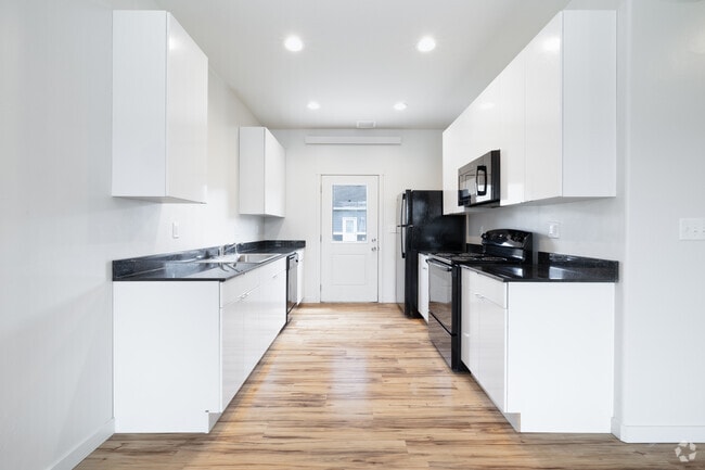 2BR, 1BA - 784SF - Kitchen