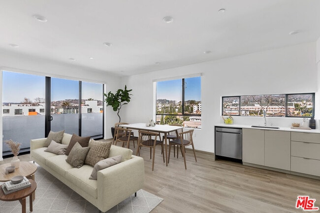 Photo - 521 N Gramercy Pl Unidad 309