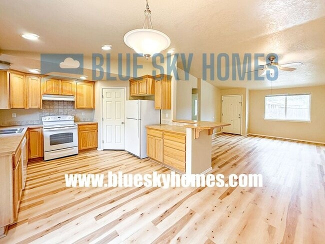 Photo - 1011 E Victory Rd