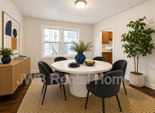Photo - 2053 Baldwin St