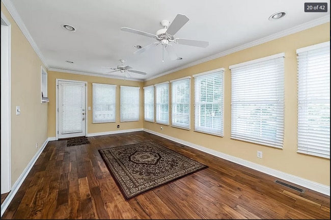 Photo - 570 E 6th St