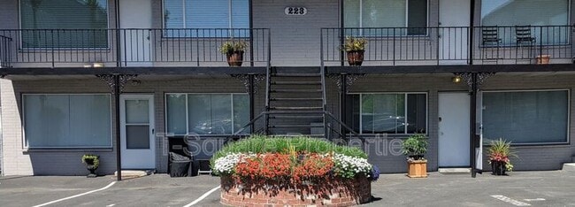 Building Photo - 223 Dayton St