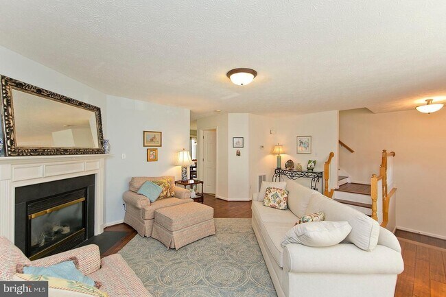 Photo - 2079 Honeysuckle Ln