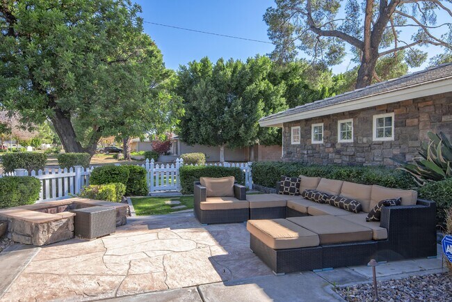 Photo - 3841 E Elm St