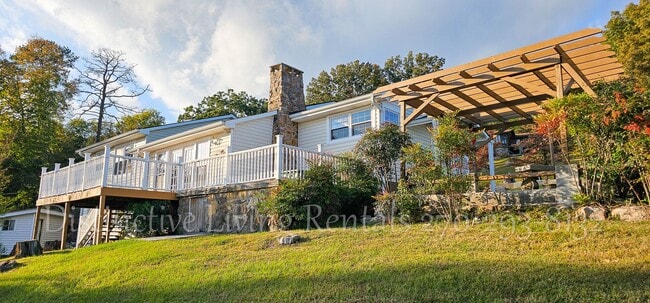 Photo - Cozy home with a stunning view!