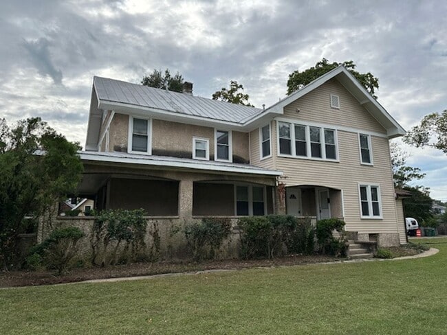 Building Photo - Beautiful Apartment with a large yard Unit #2