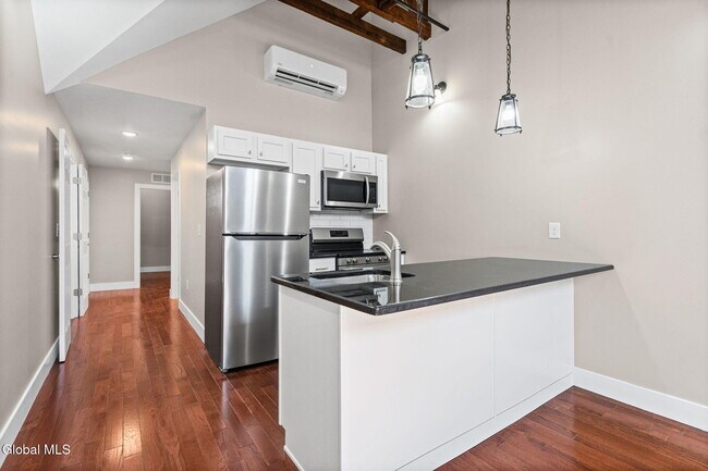 Building Photo - 521 Warren St Unit 3